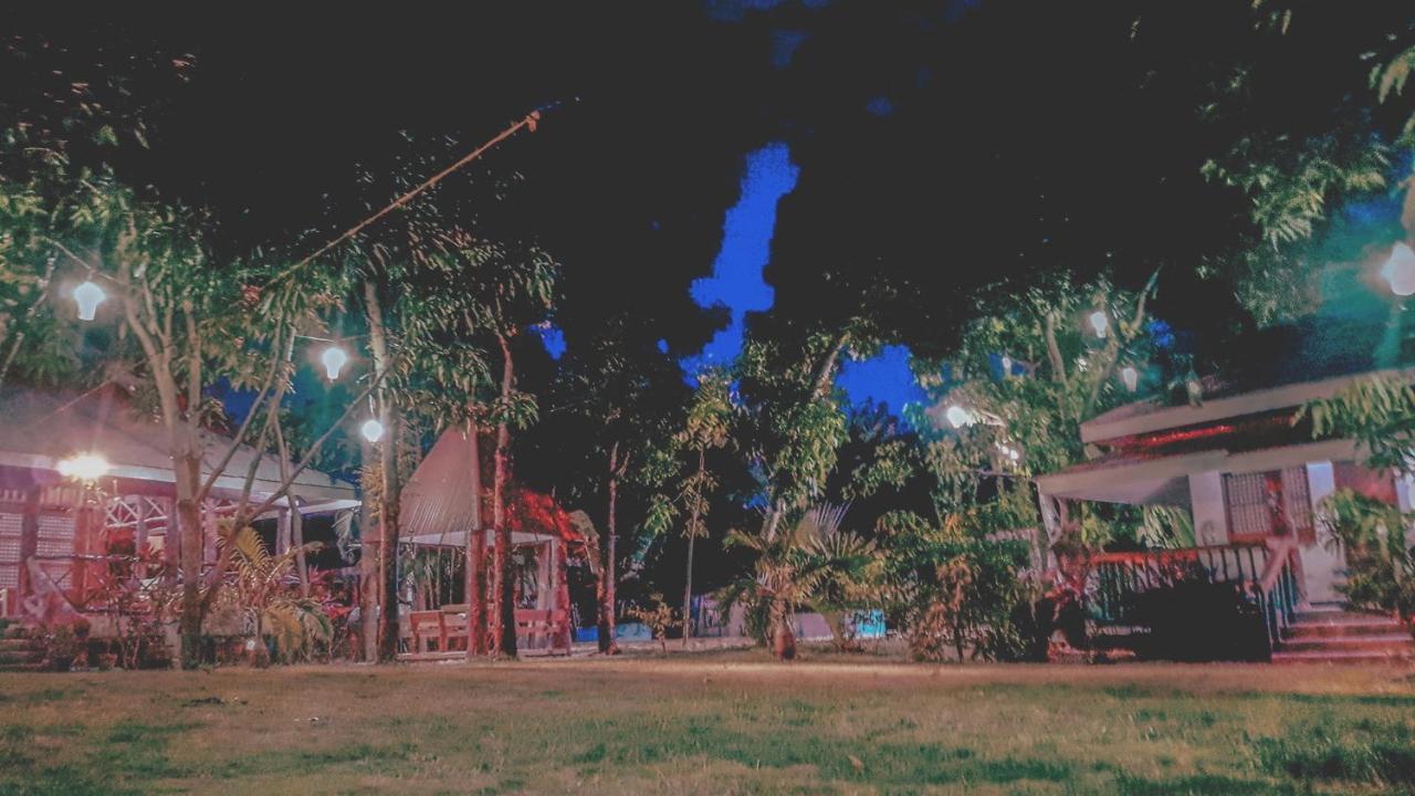 The Pelicans Resort Batangas Esterno foto